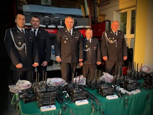 Nowoczesny sprzęt łączności dla OSP z Gminy Osiek od pomorskiej policji