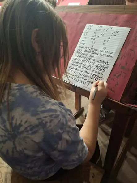 Klasa 5a z Pelplina na warsztatach kaligraficznych w skryptorium