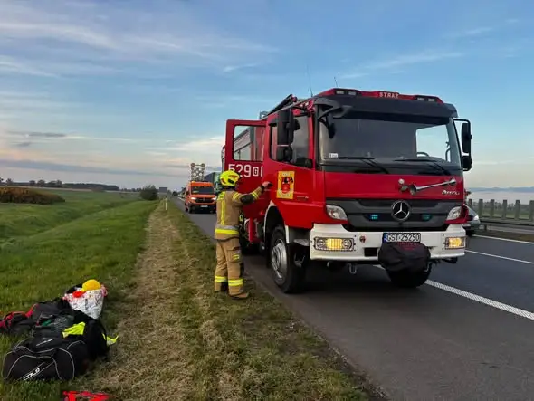 Pożar auta na autostradzie A1 pod Starogardem Gdańskim – akcja strażaków