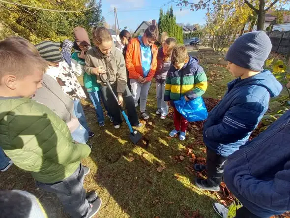 Uczniowie zamienili klasę na terenowe laboratorium – edukacja przyrodnicza w praktyce